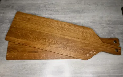 Длинная узкая доска для подачи с ручкой, дуб 68×20 см от мастерской DIVIRO